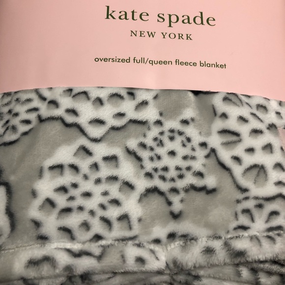 🛍SOLD🛍Kate spade ♠️ full/queen blanket - Picture 2 of 3
